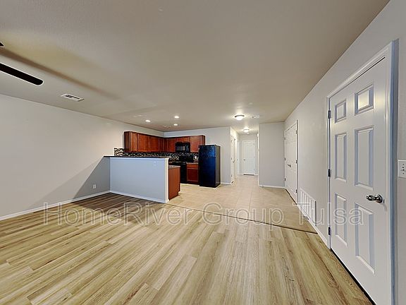 4th image of 3403 E Gillette St