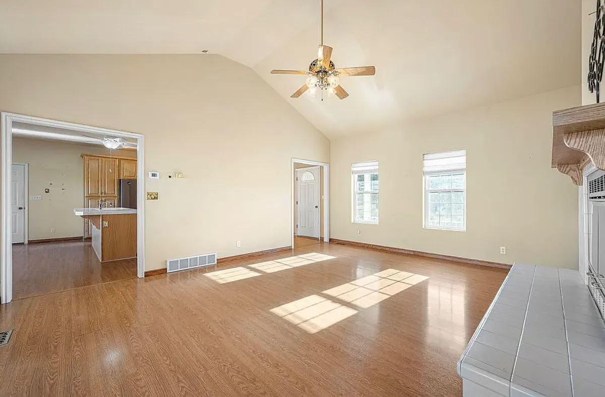 3 bed, 2000 sqft, $2,600 — Photo 2