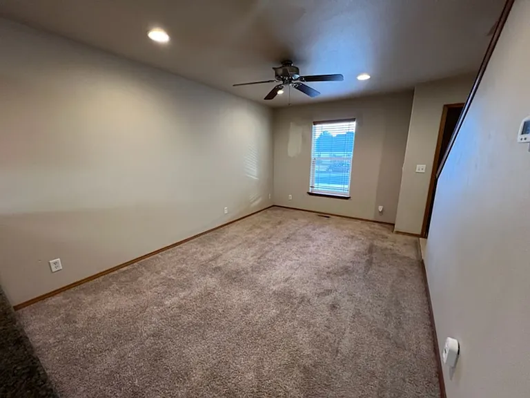 435 E St NE — Photo 14
