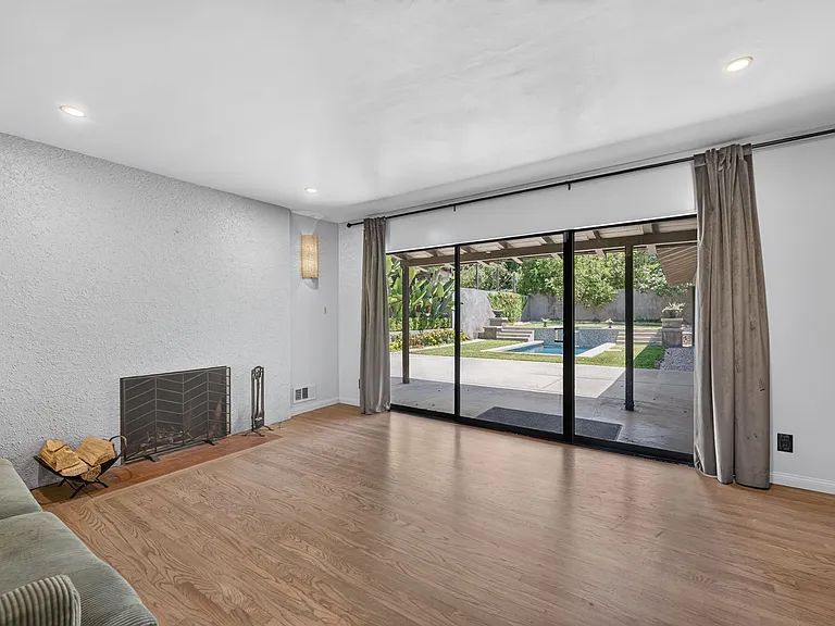 614 N Glendora Ave — Photo 4