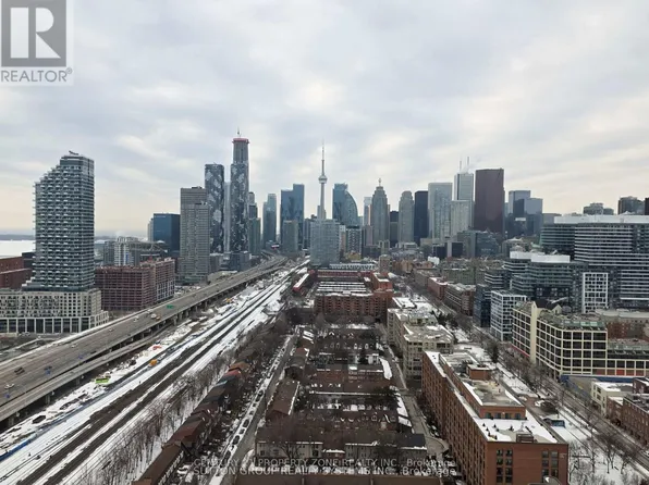 35 Parliament St #2707, Toronto, ON M5A 4R2