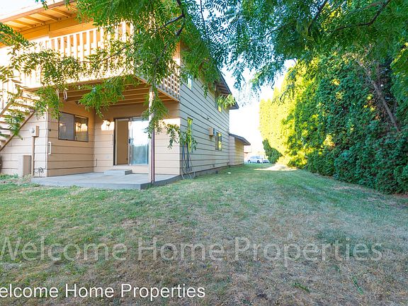 3rd image of 253 NE Damson Pl APT 1