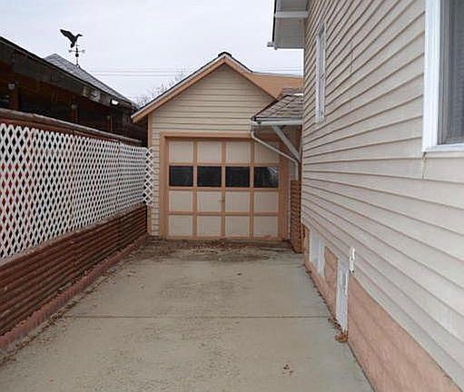 Front drive w/ garage