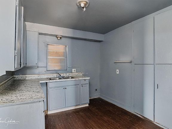 5th image of 329 Edwards St