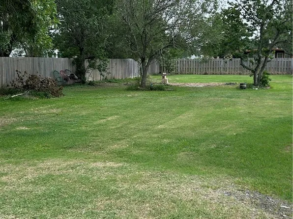1201 W Broadway Ave, Seadrift, TX 77983