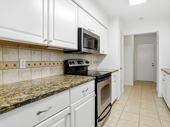 3rd image of 924 Wisteria Way