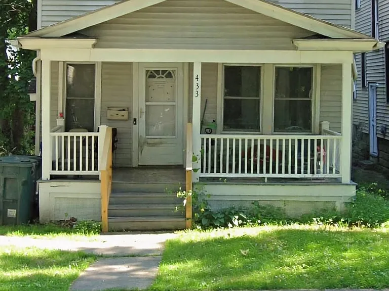 433 Cottage St — Photo 1