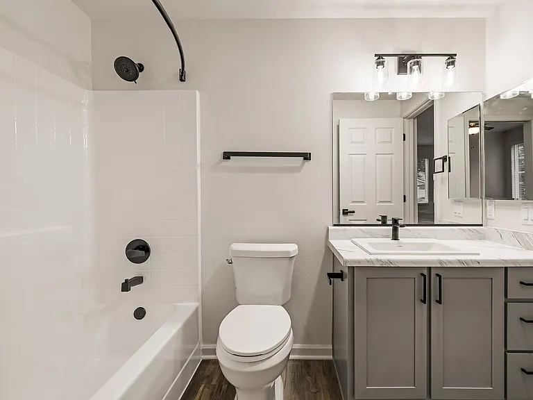 Sterling Oaks Luxury Apartments — Photo 85