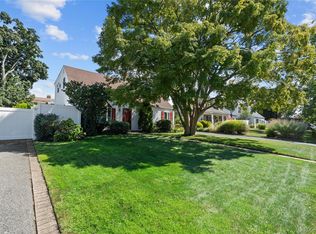 166 Swan Ln, Levittown, NY 11756