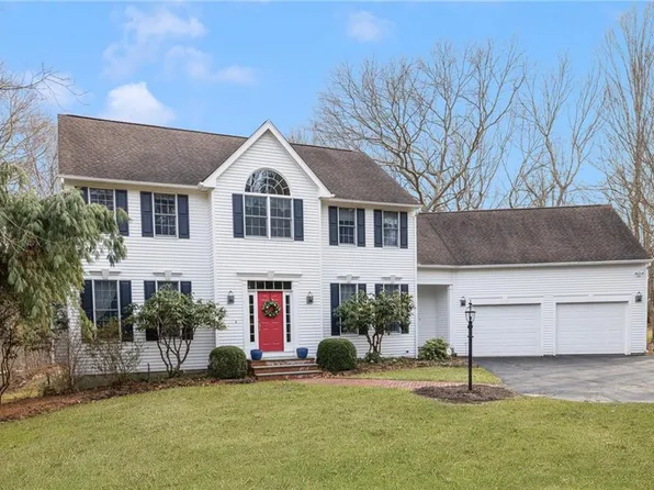211 Woodridge Dr, Saunderstown, RI 02874