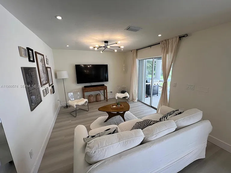 503 Jackson Ave — Photo 11