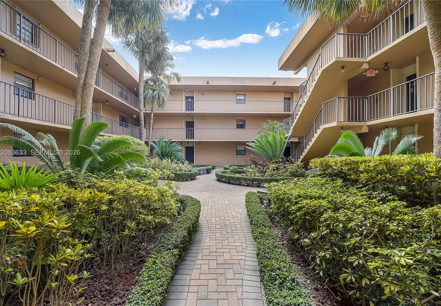 Gardens Of Kendall Condo — Photo 1