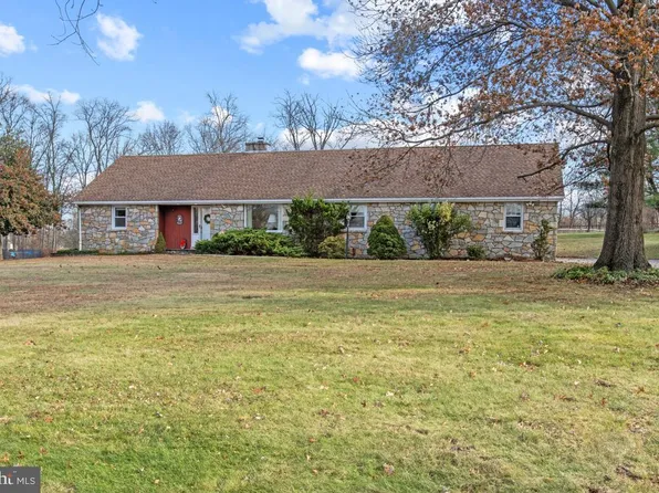 1758 Green Briar Dr, Worcester, PA 19490