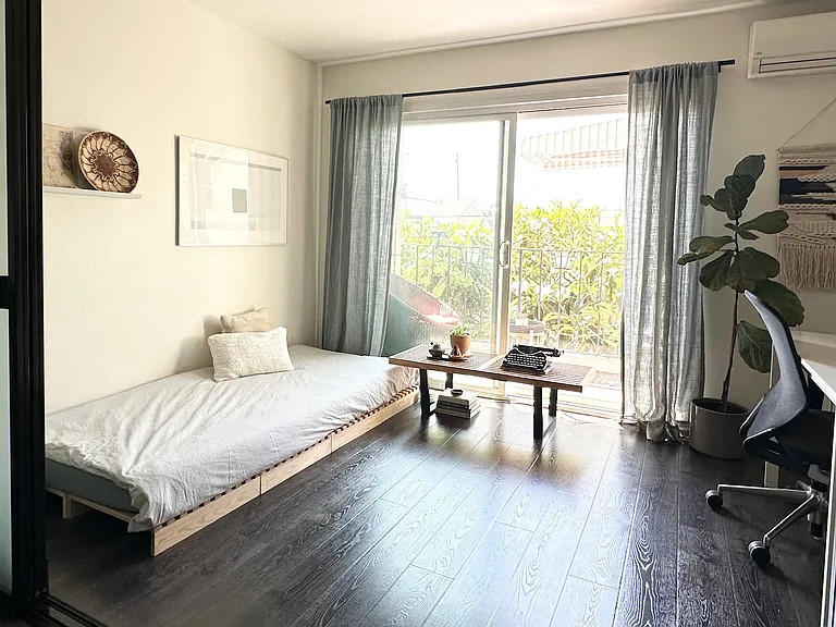 Flex room (bedroom / office / yoga / kid's room)