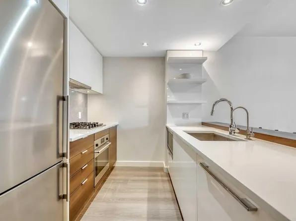 108 N Waterfront Ct SW #606, Calgary, AB T2P 1K7