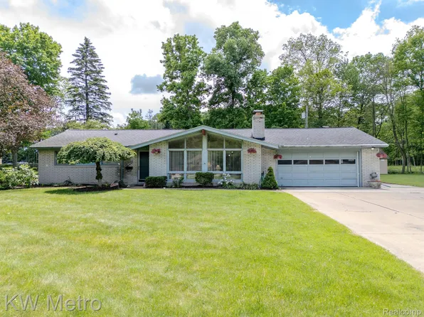 277 Kirk Lane Dr, Troy, MI 48084