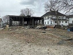 4th image of 48 Brown St