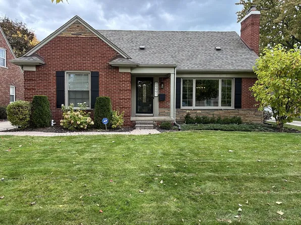 19991 W Emory Ct, Grosse Pointe Woods, MI 48236