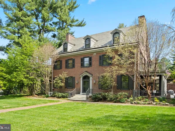 8219 Saint Martins Ln, Philadelphia, PA 19118