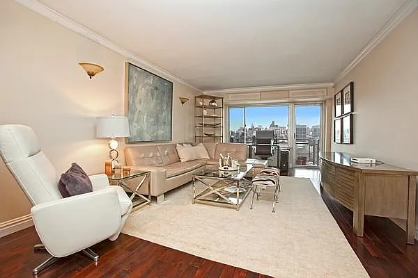 Sold by Qwest Residential Downtown LLC | media 14