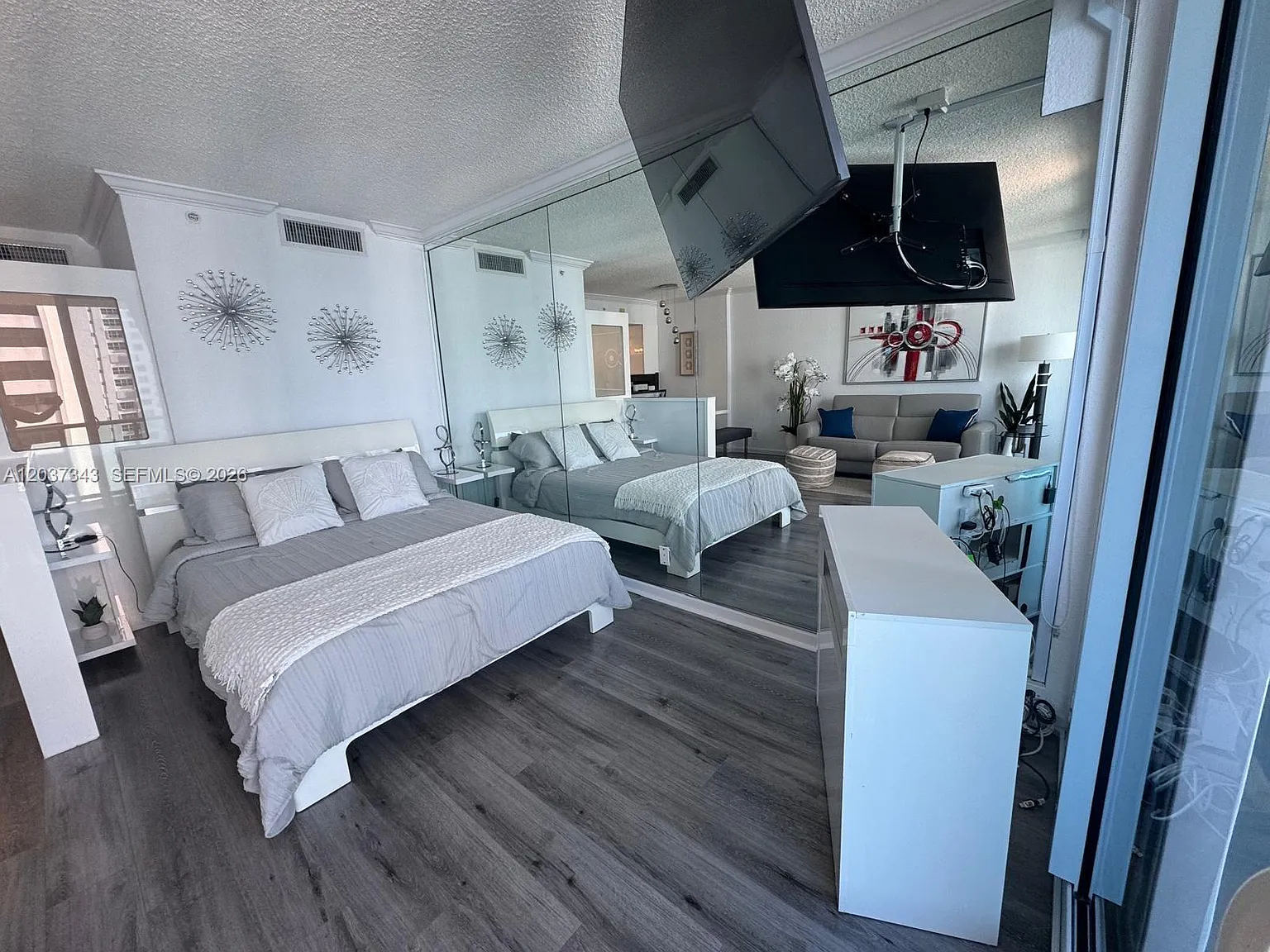 Wave Condo — Photo 4