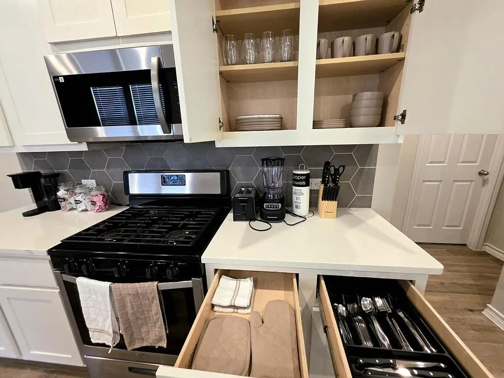3 bed, 2.0 bath, 1514 sqft, $2,890 — Photo 3