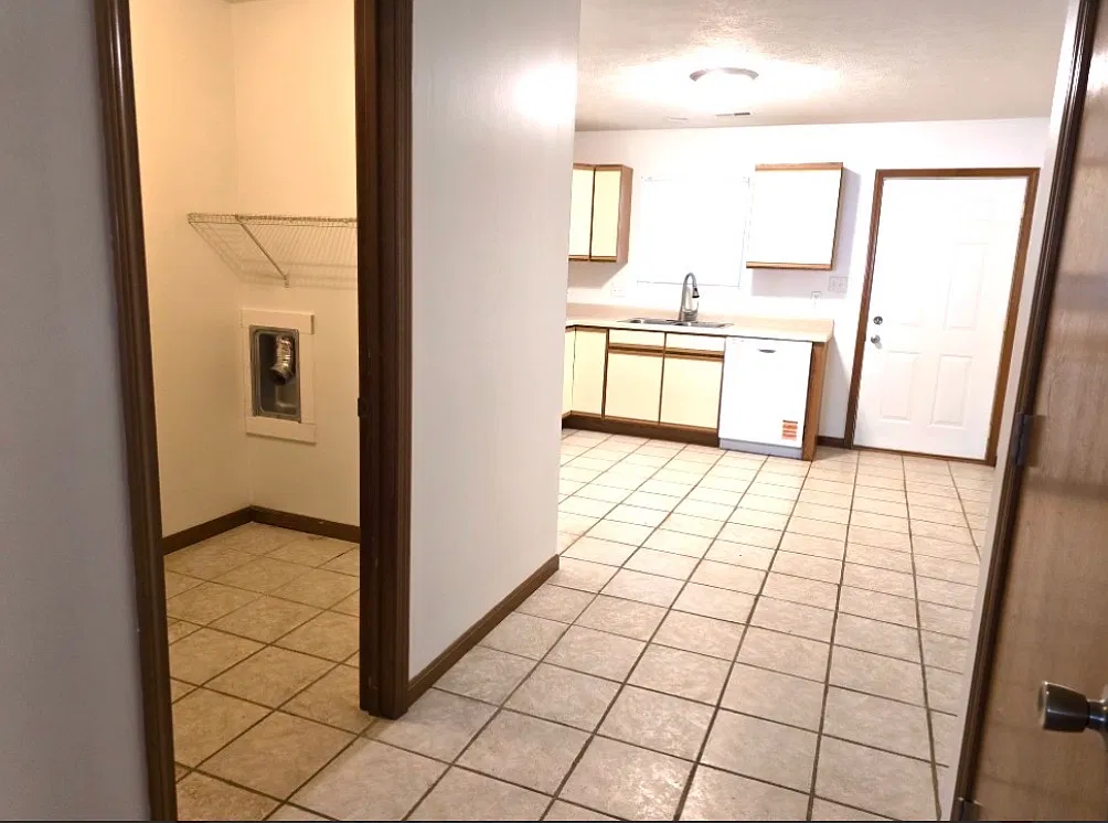 2 bed, 1000 sqft, $975 — Photo 4