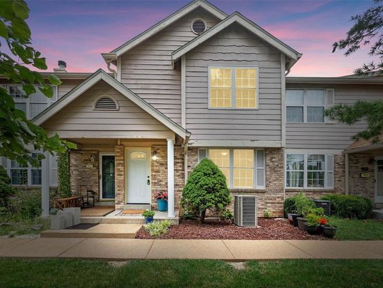 277 Carmel Woods Dr, Ballwin, MO 63021