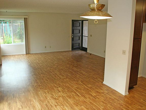 5th image of 888 Creekside Cir