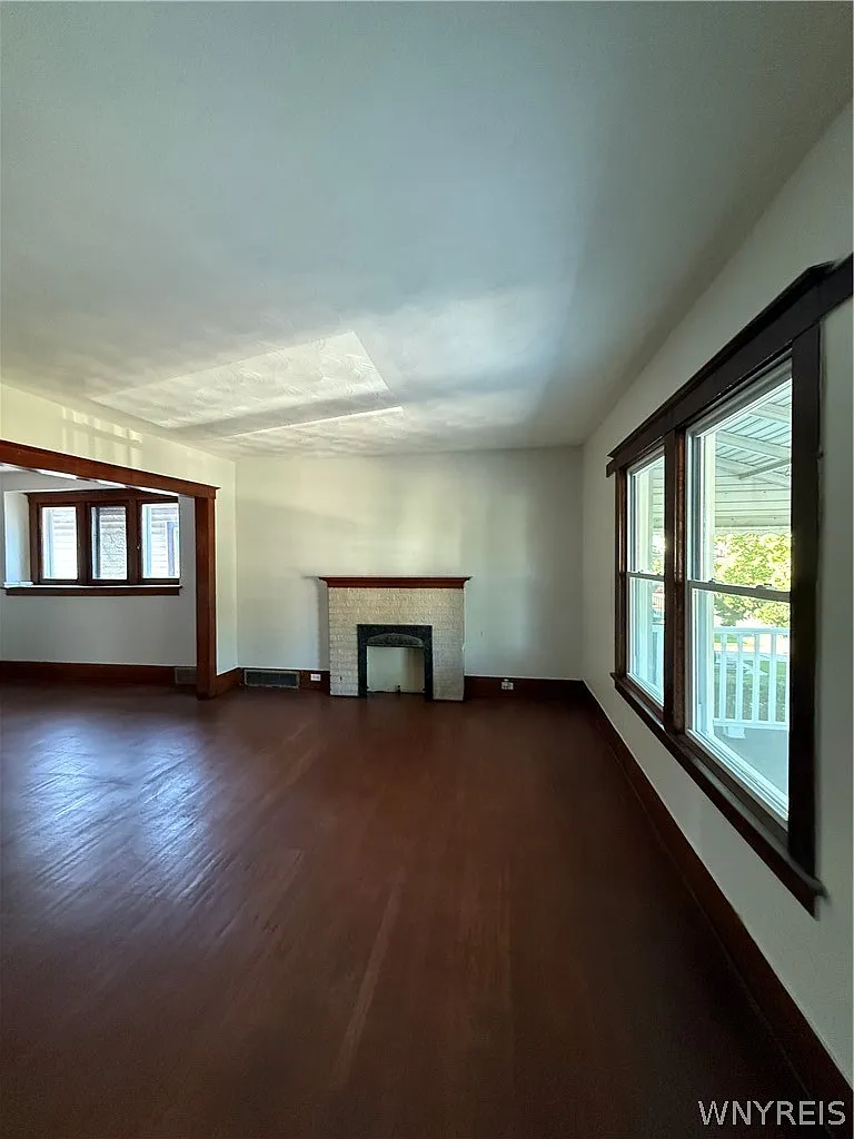 2 bed, 1.0 bath, 2024 sqft, $1,700 — Photo 2