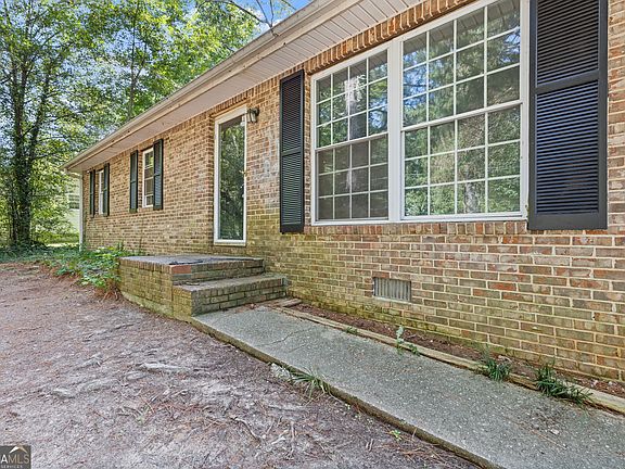 4th image of 594 Kingston Ln NW