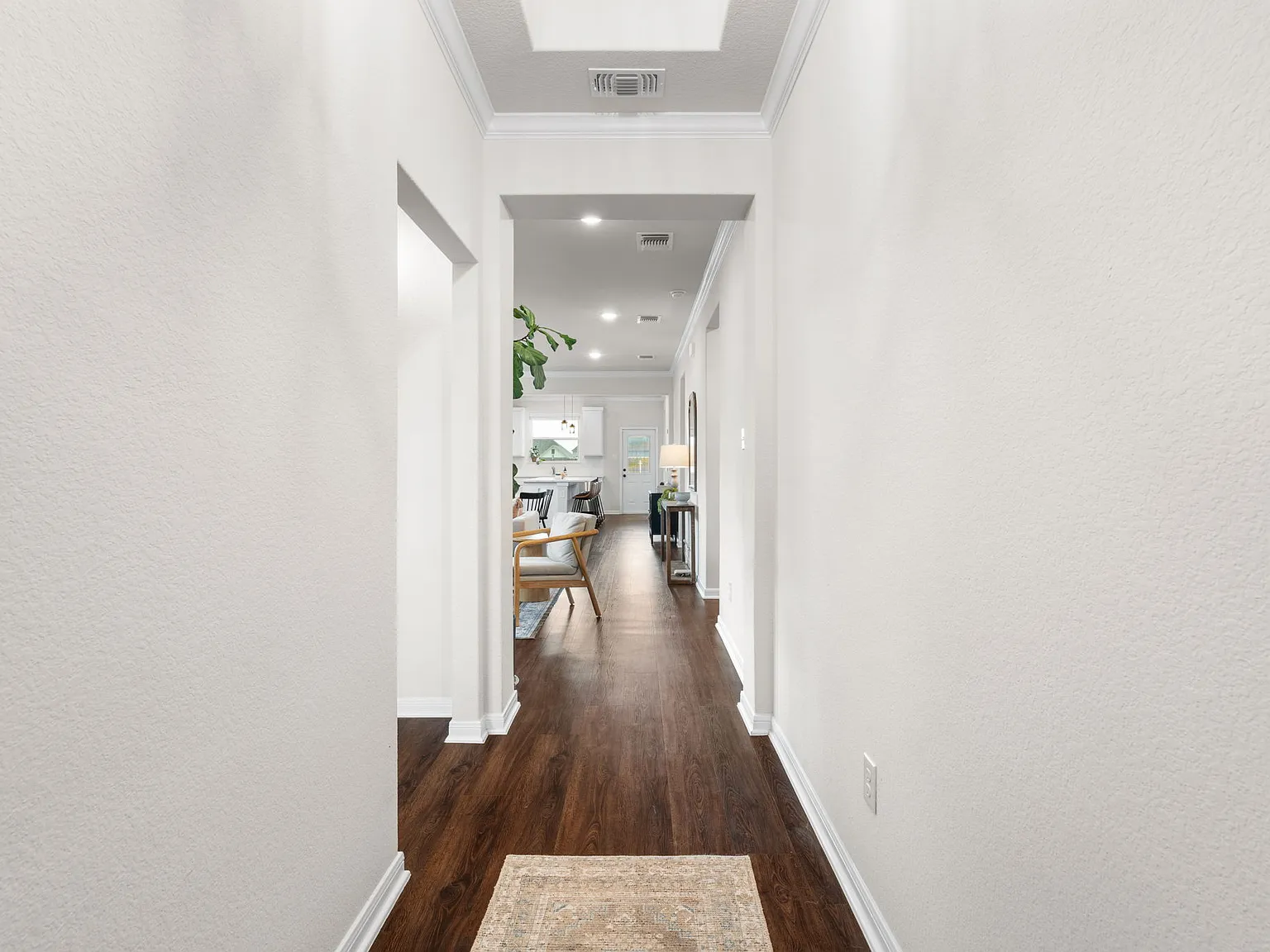 4 bed, 1700 sqft, $2,700 — Photo 3