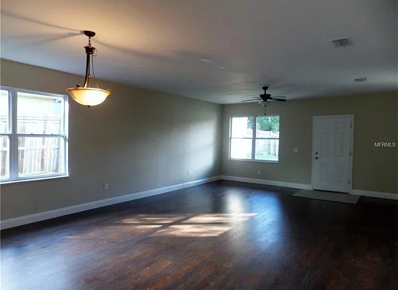 Large 3 bedroom 2 bath 2 Car Garage — Photo 3