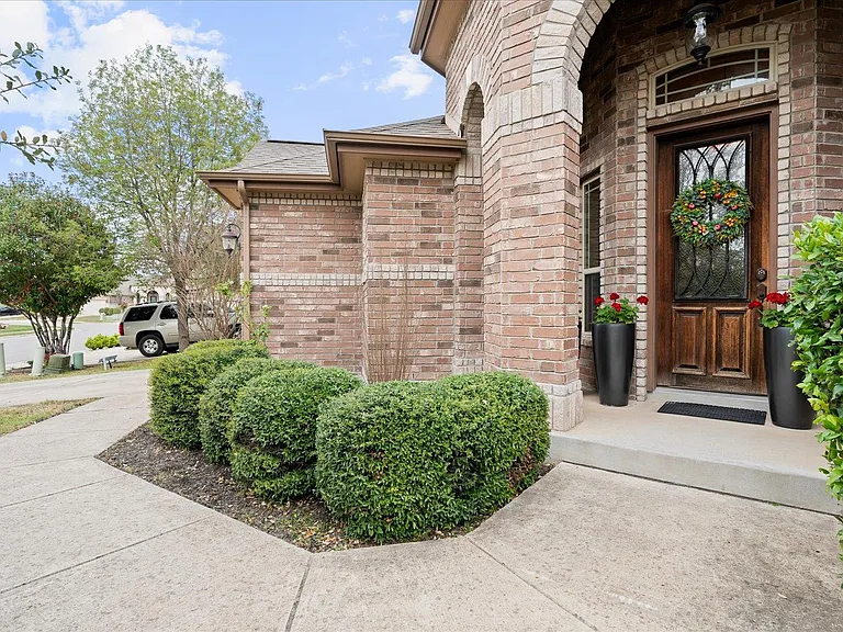 916 Easton Dr — Photo 4