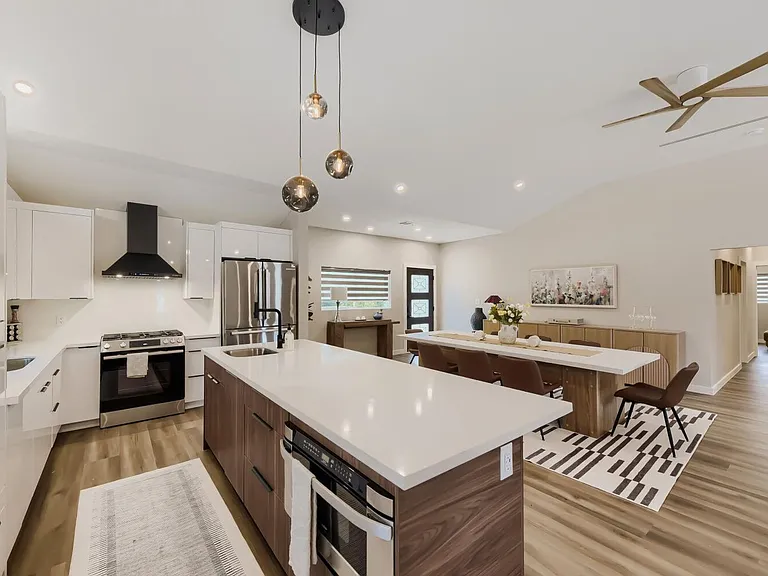8815 Sharpview Dr — Photo 11