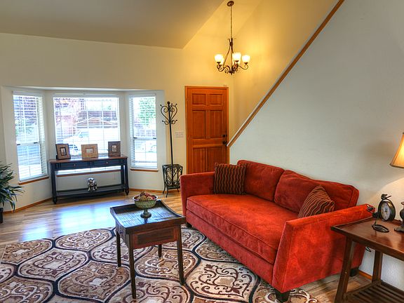 www.LamoureuxRealEstate.com