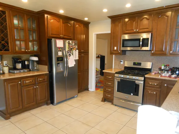121 Lupe Ave, Thousand Oaks, CA 91320