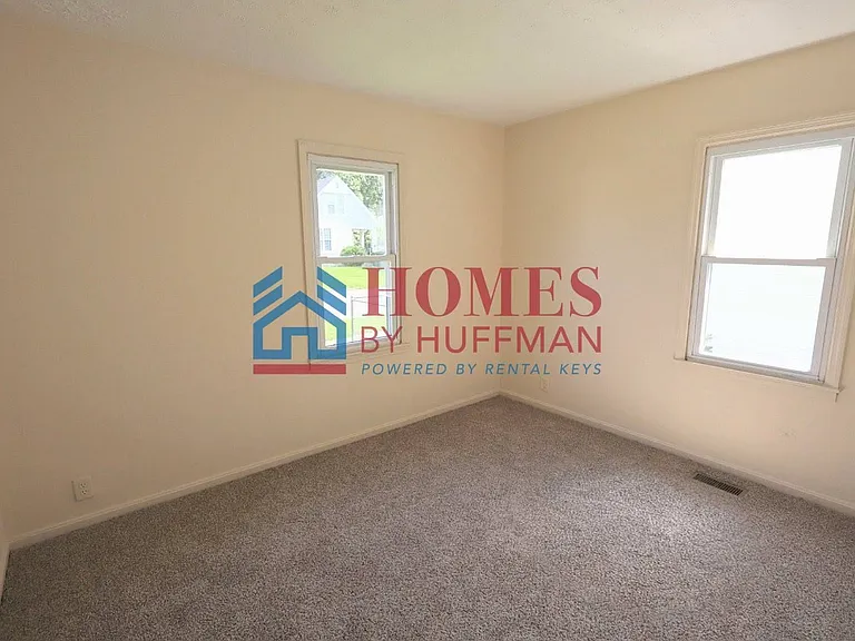 1413 E Illinois St — Photo 9