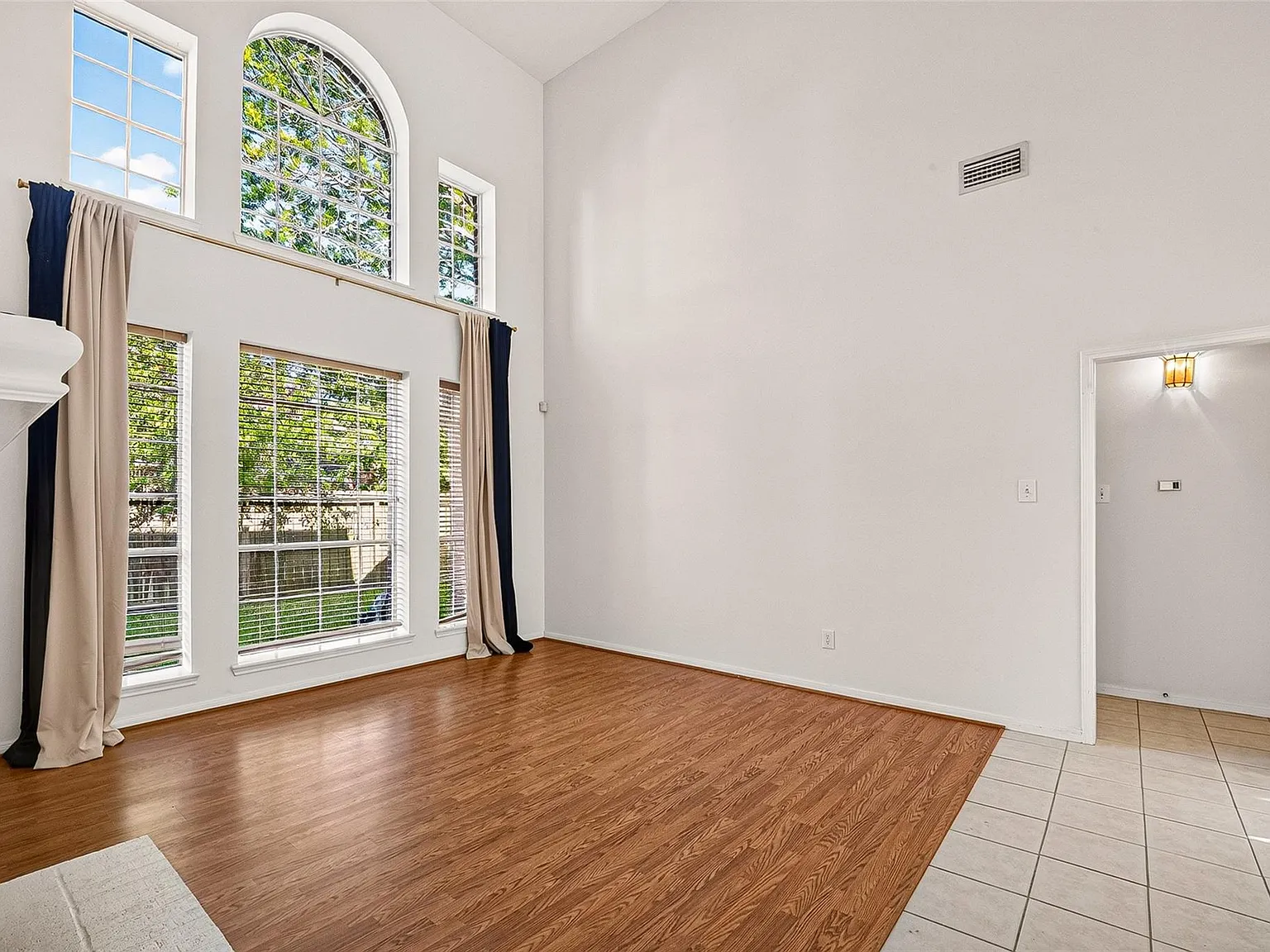4 bed, 2.5 bath, 2545 sqft, $2,600 — Photo 2