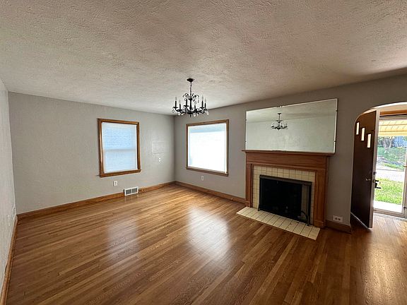 3rd image of 413 Linden Cir