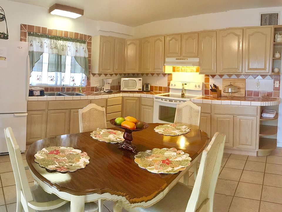 eat-in dinning room kitchen