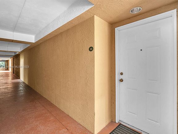 2nd image of 529 E Sheridan St #1011