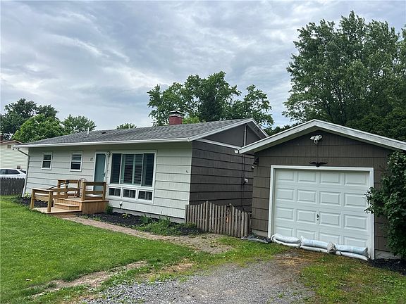 3rd image of 12 Fairlawn Dr