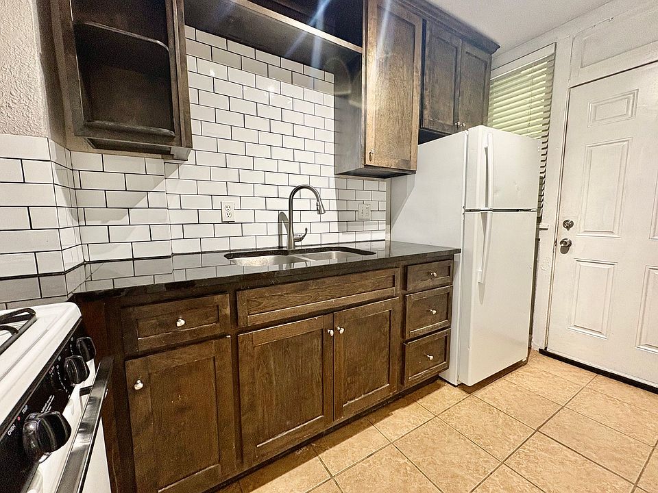 1st image of 815 E 42nd St #3W