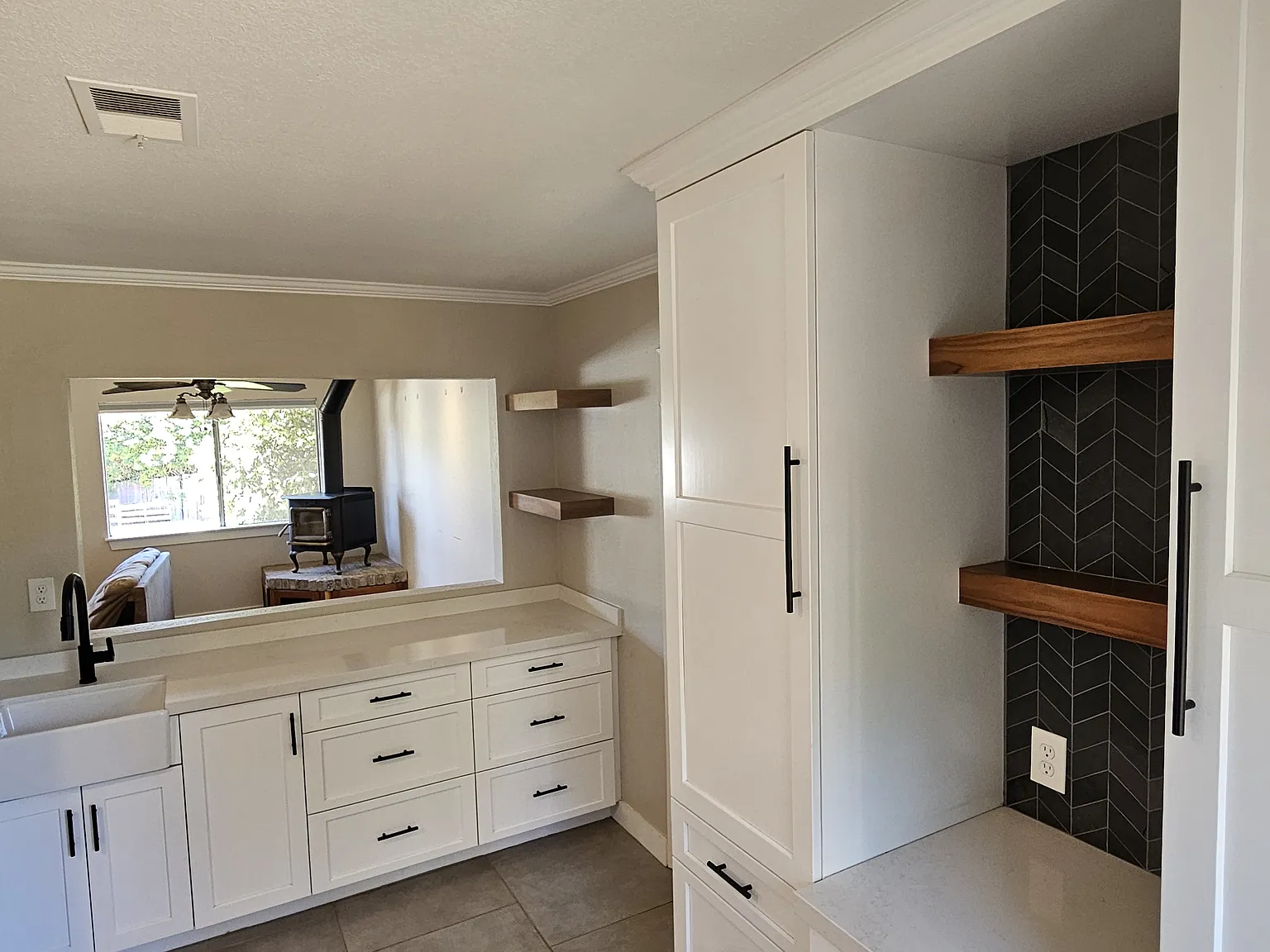 4 bed, 2500 sqft, $4,000 — Photo 3