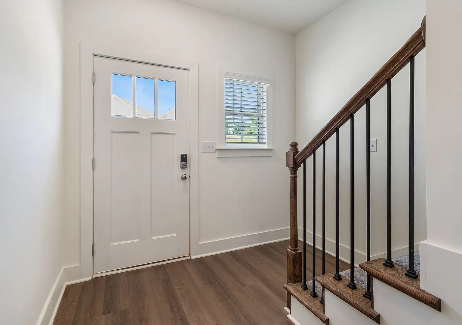 3 bedroom with fenced in backyard! — Photo 2