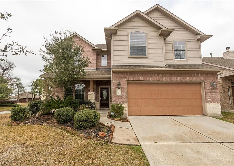 21449 Naples Hollow is a spacious home with 4BR, gameroom and a 2 car garage. The driveway is doublewide for extra parking! It is located on a corner lot, giving you no immediate neighbors in back and on one side!