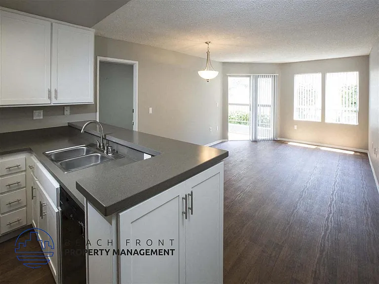 1099 Capitol Dr. — Photo 19