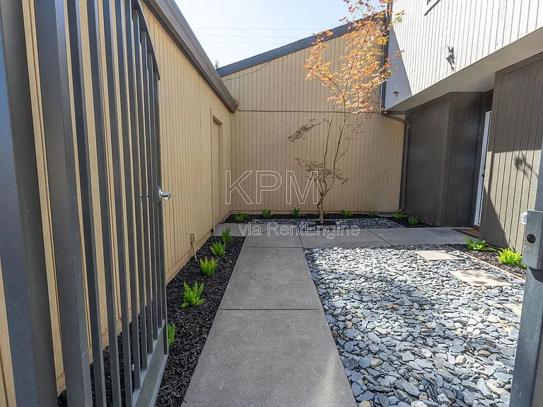 955 Academy St — Photo 2