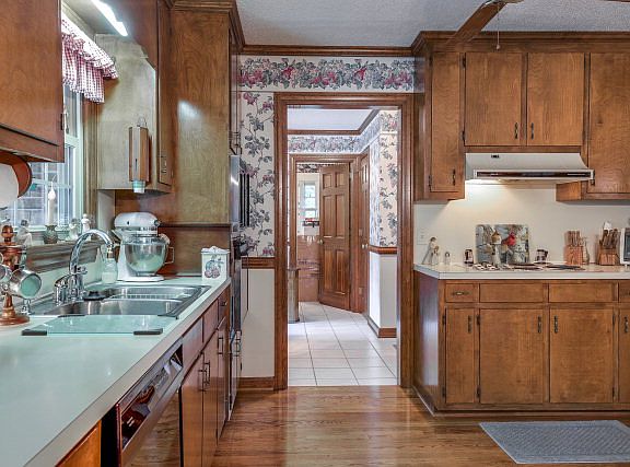 2nd image of 102 Sunshine Ct